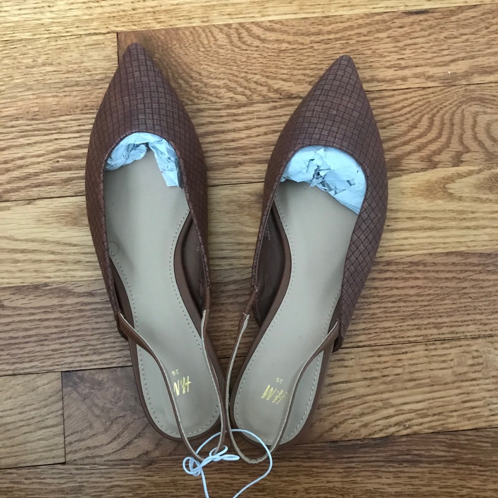 NWT Brown woven flats